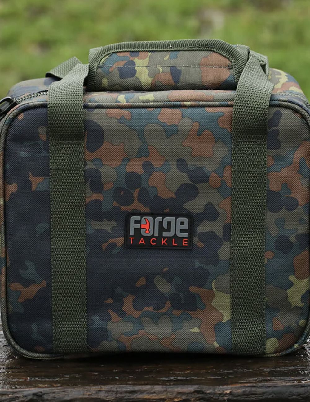 Forge Tackle FTR Bolsa Hookbaits Camo es la solución ideal para todos aquellos pescadores de carpfishing que buscan una forma práctica, segura y organizada