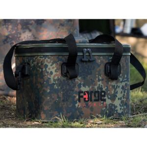 Forge Tackle Nevera 20L-Camuflaje stá diseñada para mantener sus alimentos, bebidas o cebos frescos durante largas sesiones de carpfishing.