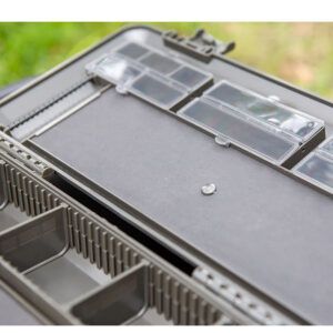 Forge Tackle Caja de Aparejos Tactical Box 4 es la solución perfecta para pescadores que buscan capacidad, resistencia y orden en un solo accesorio.