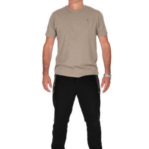 Fox Patalón Jogger Negro Camo- L combina confort, durabilidad y un diseño elegante pensado para pescadores que buscan ropa funcional.