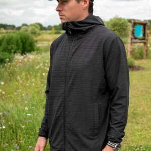 Fox Chaqueta Premium Negro-M es la prenda ideal para pescadores que buscan comodidad, libertad de movimiento y un diseño discreto.
