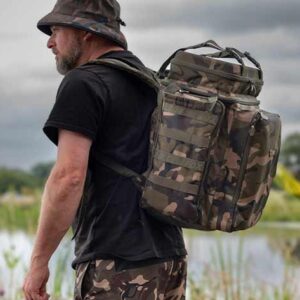 Fox Camolite Mochila Compact Rucksack está diseñada para pescadores que buscan movilidad y practicidad en sesiones cortas o Stalking.