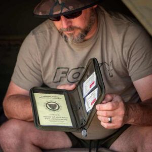 Fox Camolite Porta Documentos está diseñado para guardar tus licencias, permisos y documentos esenciales de pesca de manera segura y organizada.