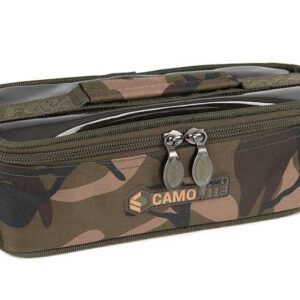 Fox Camolite Bolsa Alargada diseñada para almacenar y proteger accesorios como Zig Floats, Impact Spods y Edges end tackle de manera organizada y segura.