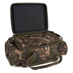 Fox Camolite Bolsa Para Carro- S está diseñada para ofrecer organización, protección y facilidad de transporte en tus jornadas de pesca.