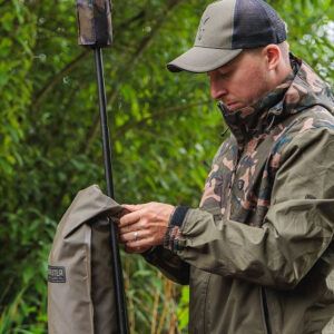 La Fox Funda Antiolor XL es la solución perfecta para mantener tus redes de aterrizaje y eslingas limpias, organizadas y libres de olores desagradables.