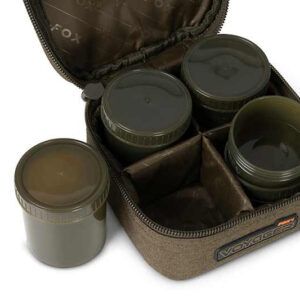 Fox Bolsa para Cebos Voyager 6 Botes es la solución ideal para mantener tus cebos de anzuelo, líquidos y salsas siempre ordenados y protegidos.