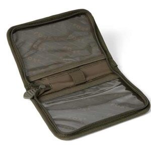 Fox Voyager Porta Documentos ha sido diseñado específicamente para pescadores que valoran la organización y la practicidad, sin renunciar a la resistencia