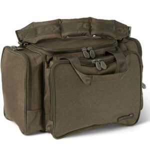 Fox Voyager Macuto Carryall-M es la solución ideal para organizar y transportar multitud de artículos de pesca en un solo lugar.