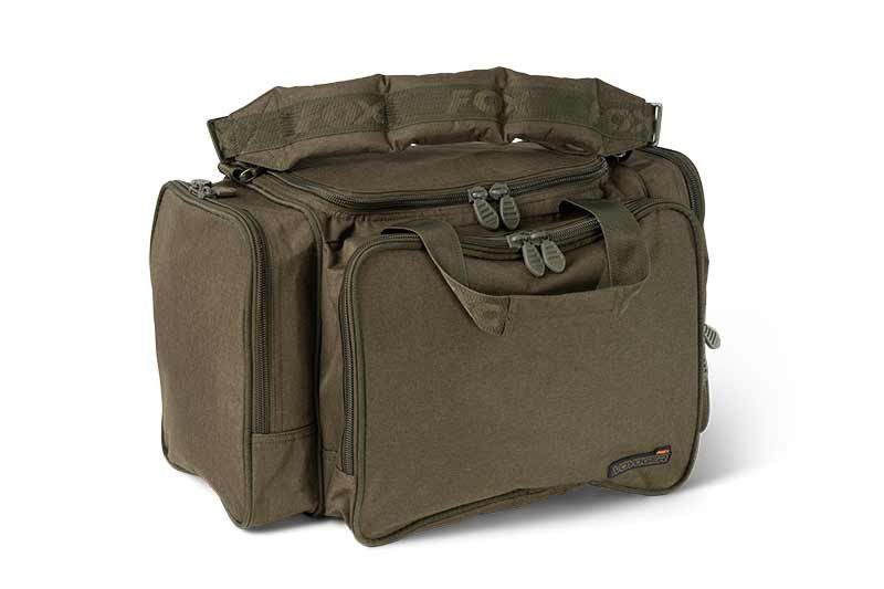 Fox Voyager Macuto Carryall-M es la solución ideal para organizar y transportar multitud de artículos de pesca en un solo lugar.