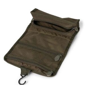 Fox Voyager Neceser es la solución ideal para guardar los artículos de aseo esenciales durante tus jornadas de pesca o viajes. Compacto y funcional.