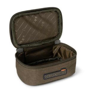Fox Voyager Bolso- S es la opción ideal para mantener a mano los elementos esenciales de tu equipo de pesca, así como accesorios adicionales