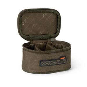 Fox Voyager Bolsa Mini es la solución perfecta para mantener a mano los elementos esenciales de tu equipo de pesca. Compacta y funcional