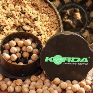 El Korda Krusha Small es una herramienta indispensable para quienes buscan triturar cebos duros como boilies, pellets o chufa de forma rápida.