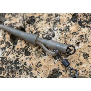 Korda Lead Clip Clay es un componente esencial en montajes de carpfishing que requieren máxima seguridad, liberación controlada del plomo.