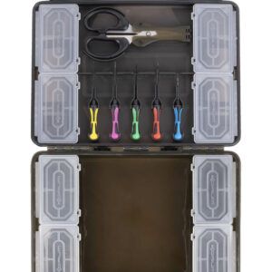 Korum Caja Accesorios Tackle representa un concepto innovador en almacenamiento de aparejos, diseñado para pescadores que buscan orden y eficiencia.