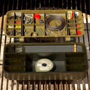 One More Cast Caja Con Tackle The Mixed Grill perfecta para pescadores de todos los niveles que buscan una caja de aparejos completa y lista para usar.