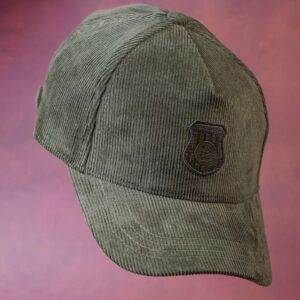 Sé el Playmaker más cool de la ciudad con One More Cast Gorra The Playmaker Corduroy esta gorra de pana 100% impermeable.