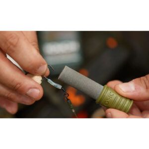 One More Cast Afilador de Anzuelos este afilador compacto permite mantener tus anzuelos afilados y listos para usar en segundos.