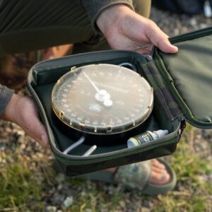 RidgeMonkey Funda Báscula está diseñada para proteger y transportar tu juego de básculas de pesca de forma segura,cuenta con paredes rígidas.