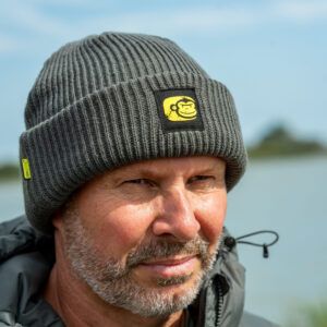 RidgeMonkey Gorro Thermapro Beanie es una versión moderna del clásico gorro estilo “pescador”. Su perfil bajo con puño enrollado mantiene el calor