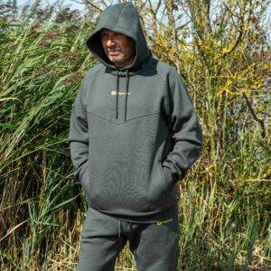 RidgeMonkey Sudadera ThermaPro Verde-M  combina comodidad, calidez y estilo discreto, convirtiéndose en una prenda esencial para los aficionados a la pesca