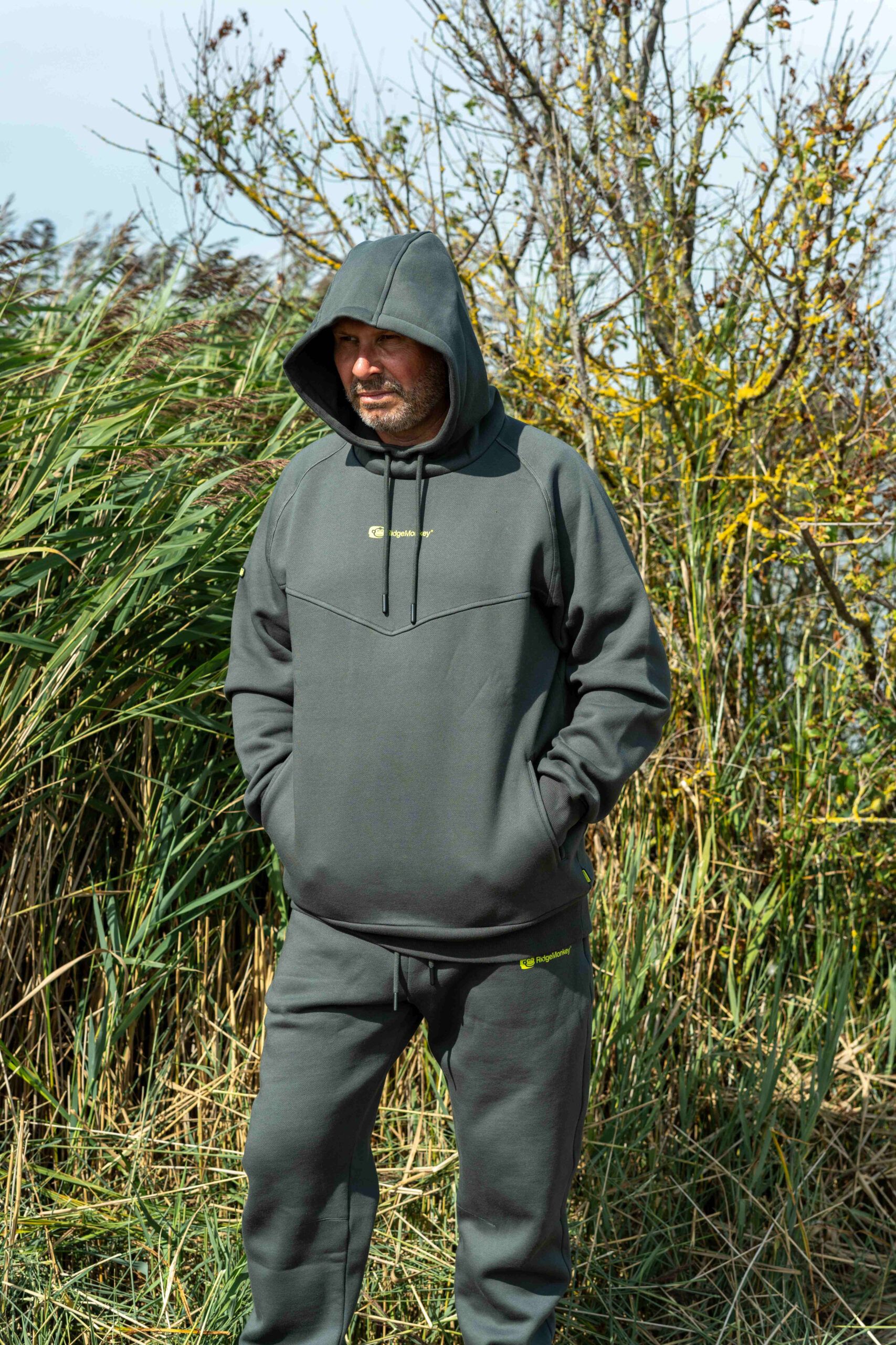 RidgeMonkey Sudadera ThermaPro Verde-M combina comodidad, calidez y estilo discreto, convirtiéndose en una prenda esencial para los aficionados a la pesca