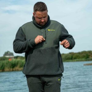 RidgeMonkey Forro Polar Sherpa Verde-L ha sido diseñado pensando en los pescadores de carpfishing que necesitan ropa de abrigo resistente