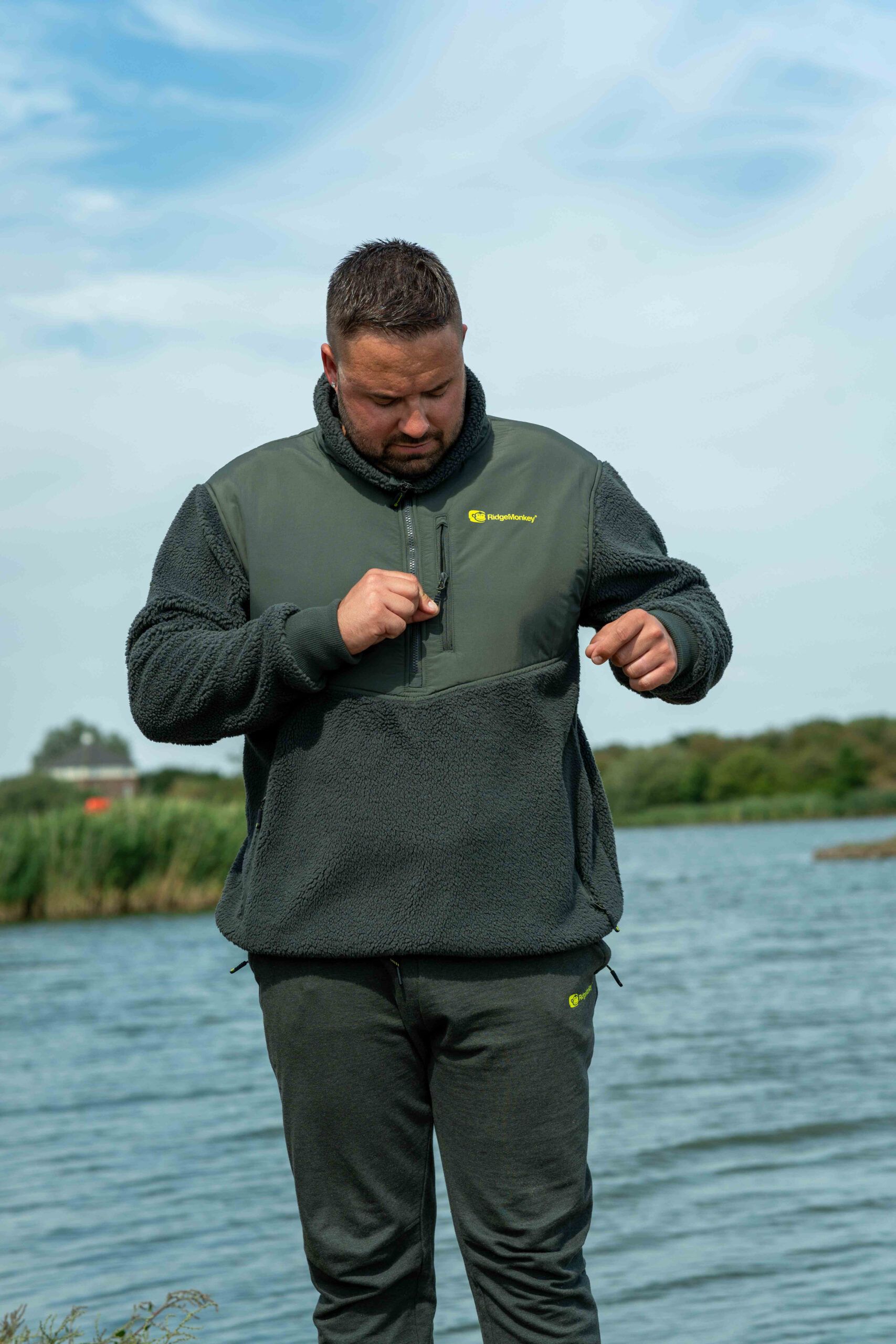 RidgeMonkey Forro Polar Sherpa Verde-S ha sido diseñado pensando en los pescadores de carpfishing que necesitan ropa de abrigo resistente