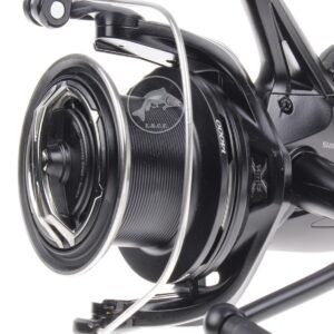 Shimano Carrete Baitrunner XTB 5500 Longcast es un carrete diseñado para ofrecer potencia, precisión y fiabilidad absoluta en escenarios exigentes.