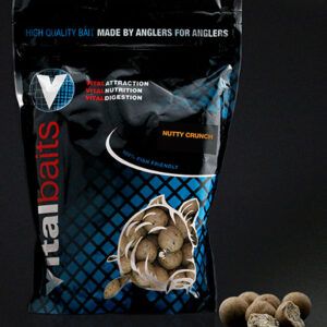 Vitalbaits Boilies Nutty Crunch 14mm este boilie no contiene harina de pescado. En su lugar, incluye caseína, que ofrece los mismos valores de digestión.