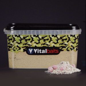 Vitalbaits Groundbait Strawberry Nutty intenso aroma a fresa combinado con notas de nuez y su color rosa lo convierten en un cebo altamente atractivo