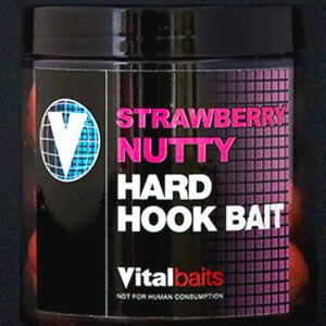 Vitalbaits Hard Hook Bait Strawbeey Nutty 24mm es un boilie endurecido especialmente diseñado para afrontar las sesiones de pesca más exigentes.