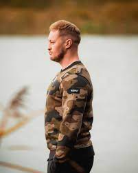 Kumu Sudadera Deception Cuello Redondo-3XL diseñada para quienes buscan comodidad y estilo sin recurrir a una sudadera con capucha.