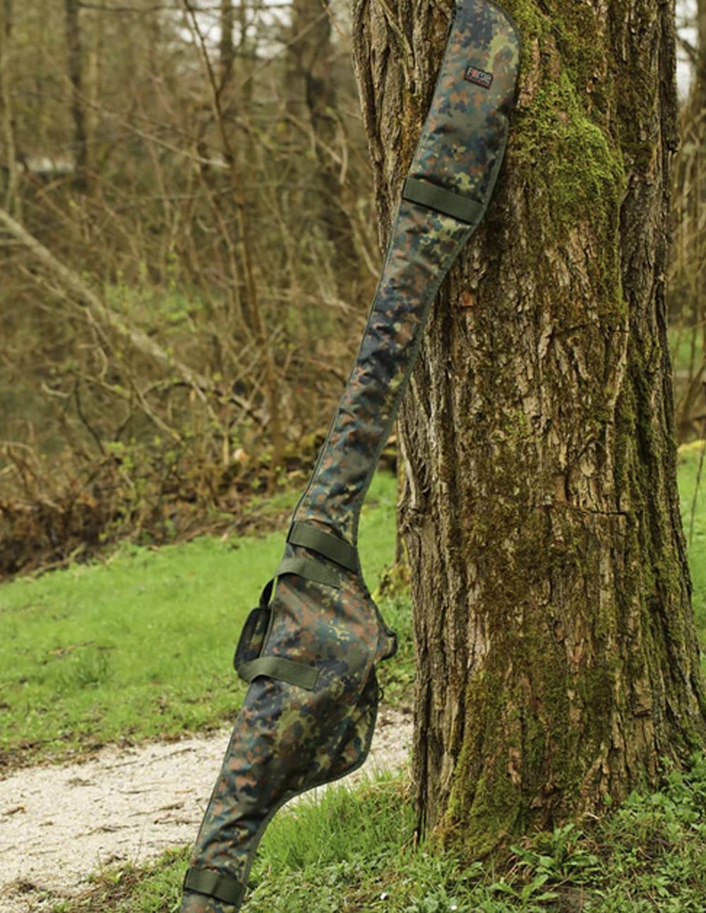 Forge Funda FTR Camo12' diseñada para ofrecer resistencia, comodidad y estilo en cada una de tus sesiones de carpfishing.