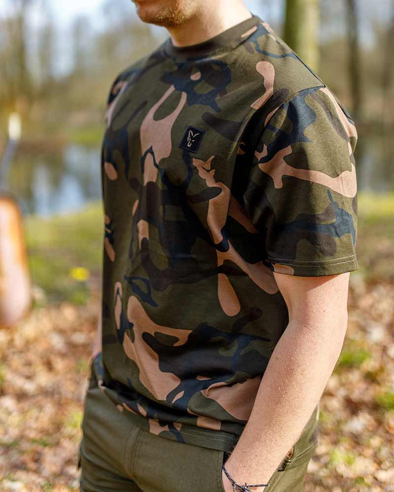 Fox Camiseta Camo-M esta camiseta ofrece un tacto suave y una gran transpirabilidad, algo imprescindible para jornadas al aire libre.