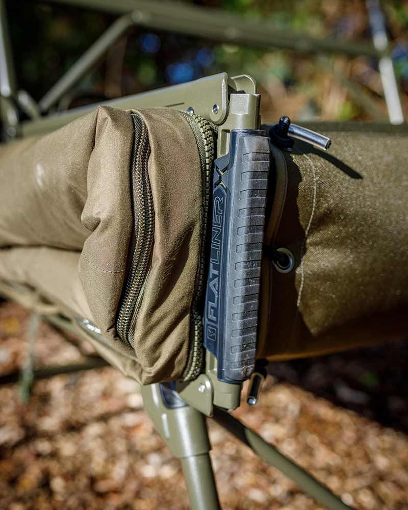 Fox Bed Chair Flatliner X- All Season System un conjunto carpfishing completo que combina una cama de alta gama con un saco de dormir.