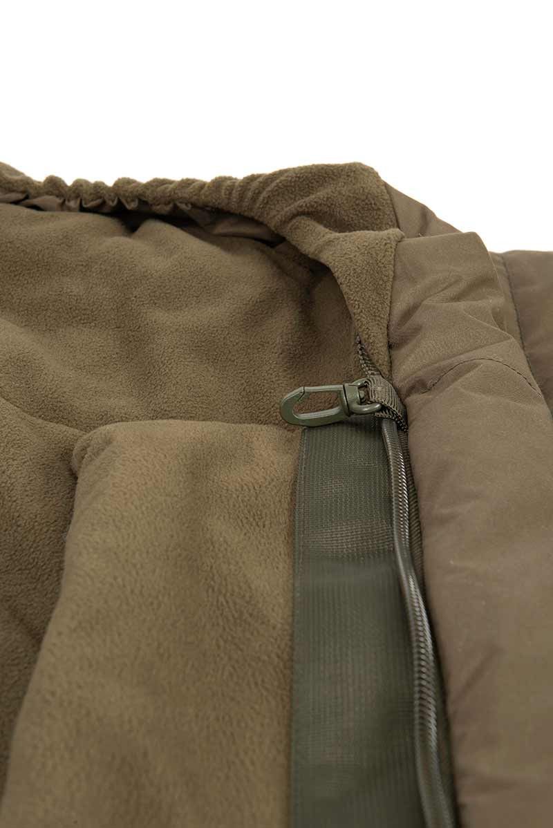 Fox Bed Chair Flatliner X- All Season System un conjunto carpfishing completo que combina una cama de alta gama con un saco de dormir.