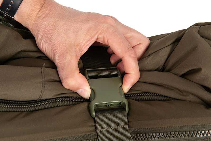 Fox Bed Chair Flatliner X- All Season System un conjunto carpfishing completo que combina una cama de alta gama con un saco de dormir.