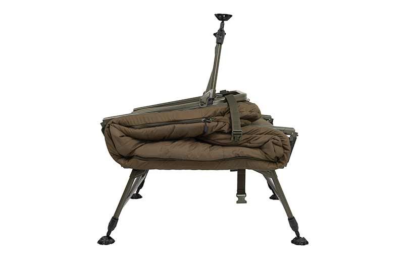 Fox Bed Chair Flatliner X- All Season System un conjunto carpfishing completo que combina una cama de alta gama con un saco de dormir.