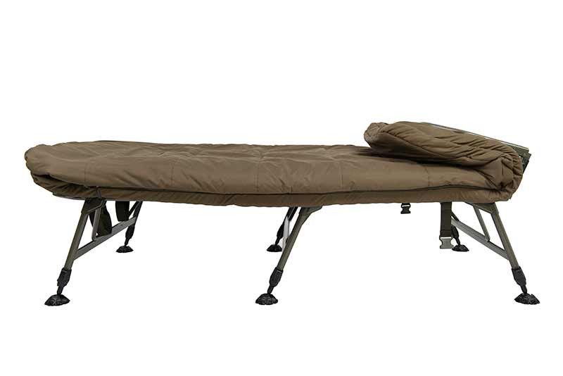 Fox Bed Chair Flatliner X- All Season System un conjunto carpfishing completo que combina una cama de alta gama con un saco de dormir.