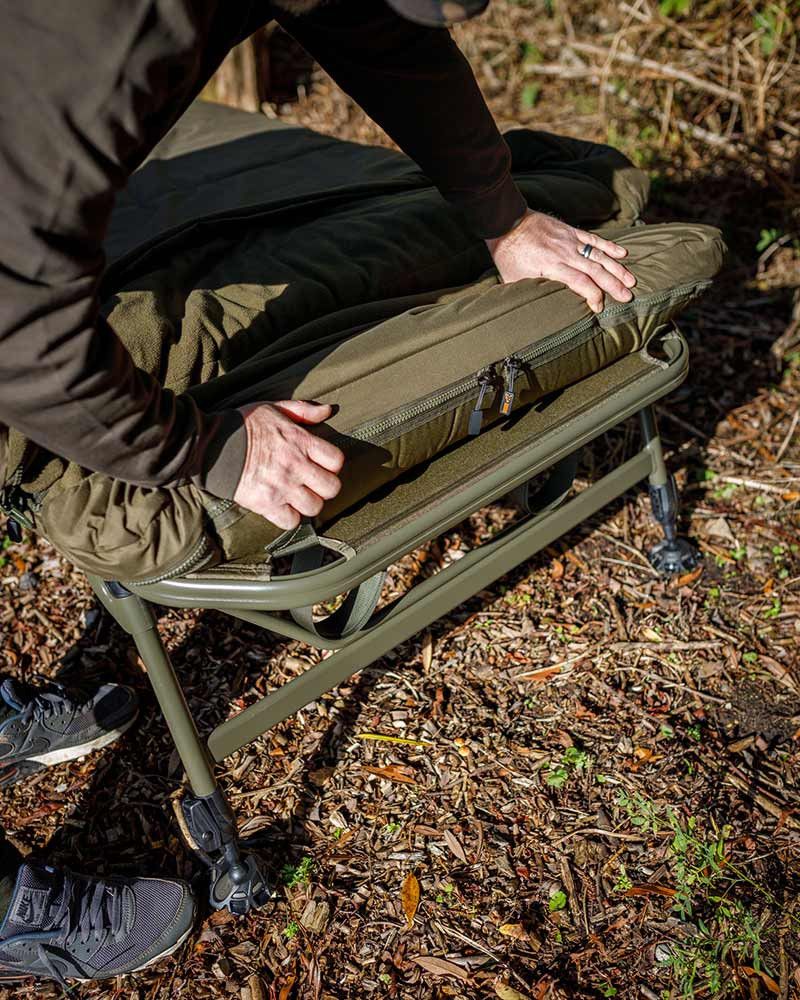 Fox Bed Chair Flatliner X- All Season System un conjunto carpfishing completo que combina una cama de alta gama con un saco de dormir.