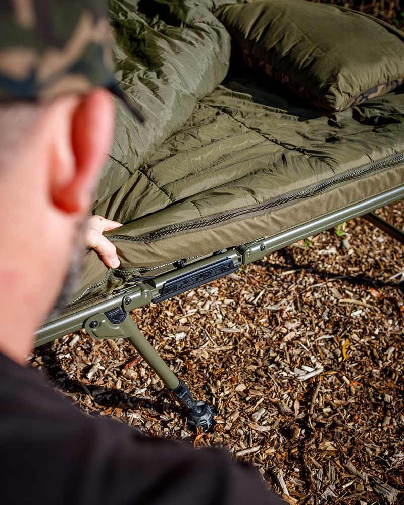 Fox Bed Chair Flatliner X- All Season System un conjunto carpfishing completo que combina una cama de alta gama con un saco de dormir.