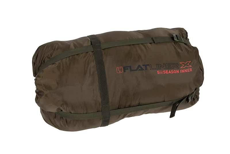 Fox Bed Chair Flatliner X- All Season System un conjunto carpfishing completo que combina una cama de alta gama con un saco de dormir.