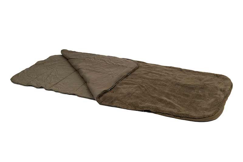 Fox Bed Chair Flatliner X- All Season System un conjunto carpfishing completo que combina una cama de alta gama con un saco de dormir.