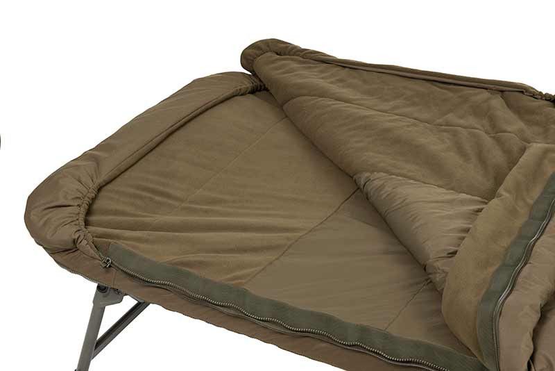 Fox Bed Chair Flatliner X- All Season System un conjunto carpfishing completo que combina una cama de alta gama con un saco de dormir.