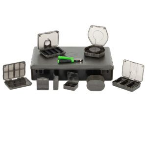 Korda Caja Tackle Box Large Collection es la solución definitiva para tener todo tu equipo perfectamente clasificado y almacenamiento versátil.