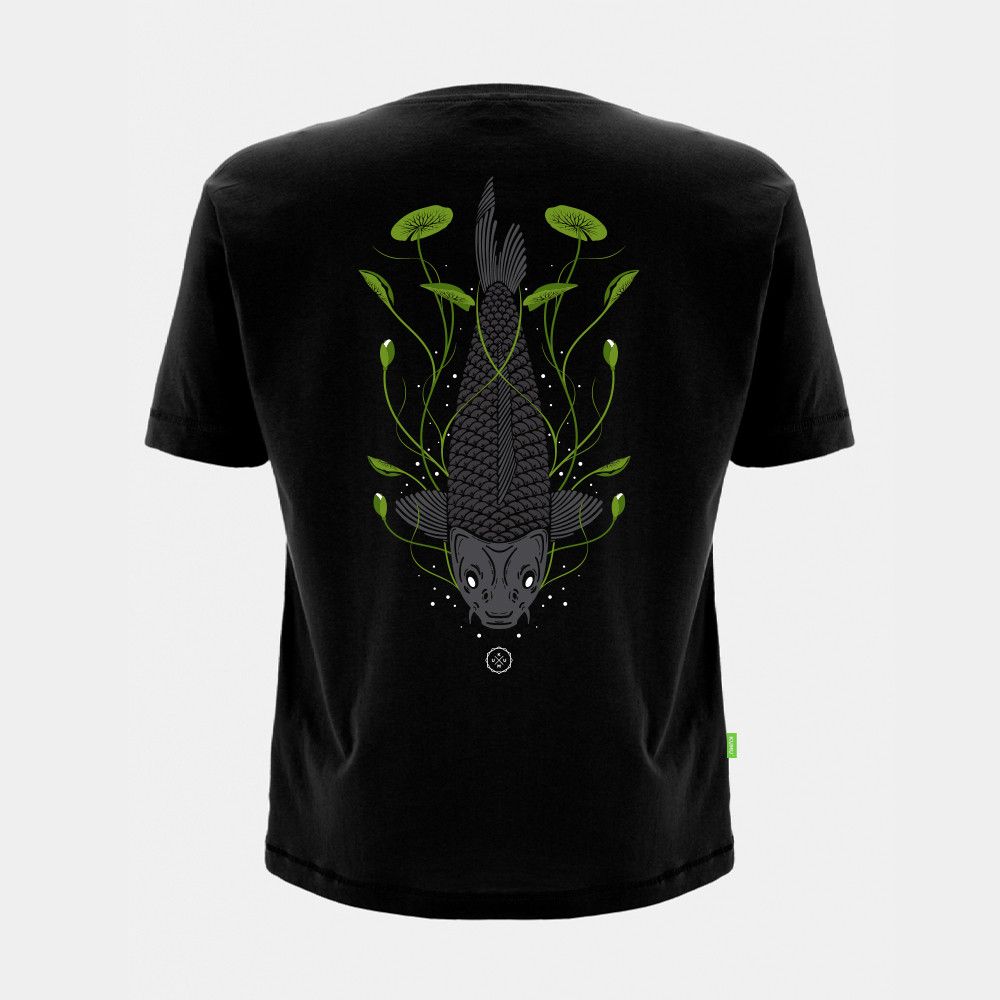 Kumu Camiseta Tails Up Está inspirado en uno de los momentos más fascinantes : una carpa alimentándose entre lirios, rodeada de burbujas.
