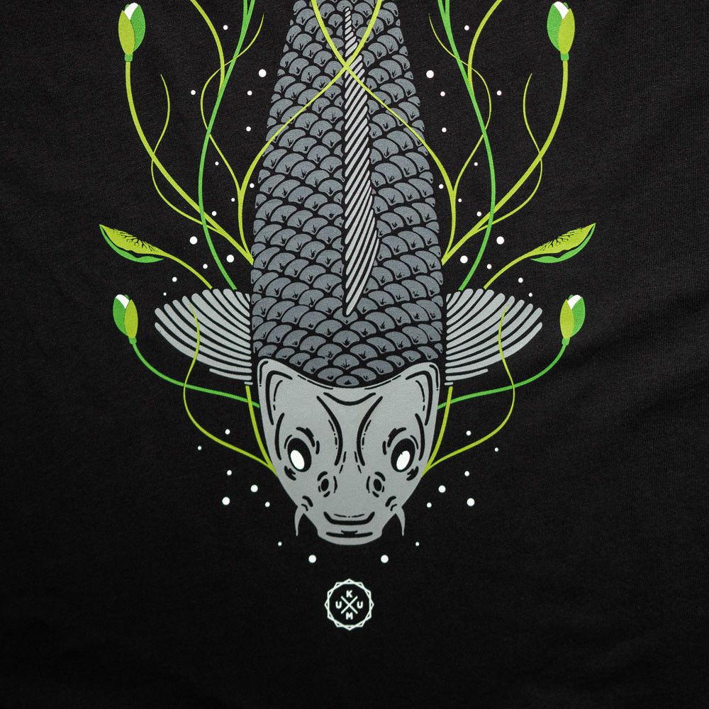 Kumu Camiseta Tails Up Está inspirado en uno de los momentos más fascinantes : una carpa alimentándose entre lirios, rodeada de burbujas.