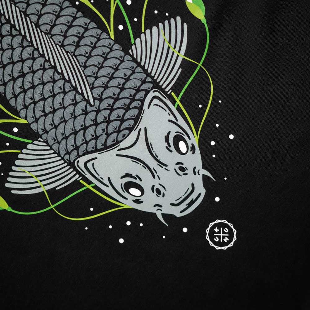 Kumu Camiseta Tails Up Está inspirado en uno de los momentos más fascinantes : una carpa alimentándose entre lirios, rodeada de burbujas.